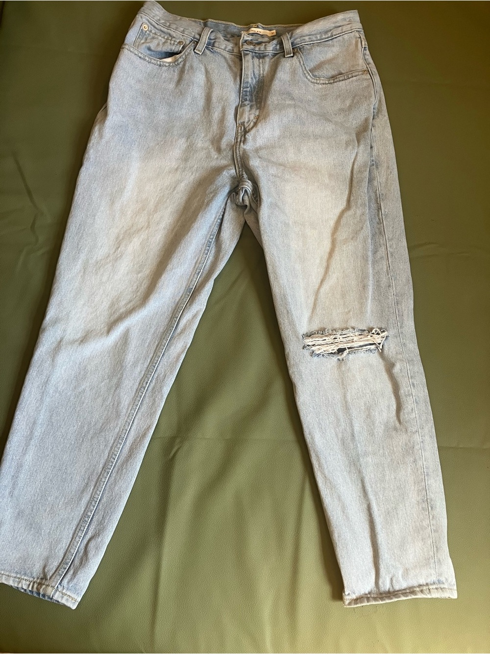 Levi’s Mom Jean Size 31 Light Wash Ripped Straight Leg
